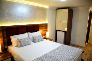 Postel nebo postele na pokoji v ubytování Laleli Hotel Izmir