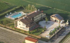 an aerial view of a house with a swimming pool at Il Milione Country Hotel in Palazzolo dello Stella