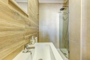 un baño con lavabo y ducha en Avenida & Mercado by Home Sweet Home Aveiro, en Aveiro 51 fotos más