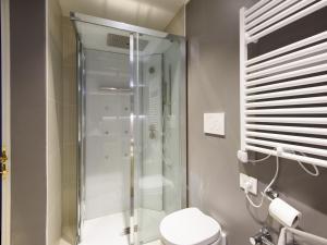 西恩納的住宿－La Terrazza Sul Campo-Rooms Only，带淋浴和卫生间的浴室