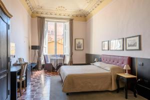 een slaapkamer met een bed, een tafel en een raam bij La Terrazza Sul Campo-Rooms Only in Siena