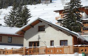 レ・デュー・アルプにあるOdalys Chalet Le Marmottonの屋根に雪の家