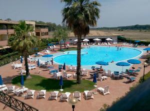 an overhead view of a swimming pool with chairs and umbrellas at Dimora dei saraceni in Marina di Pisticci