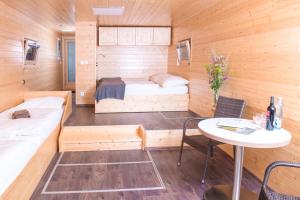 Postel nebo postele na pokoji v ubytování Hausboaty Ypsilon Golf Liberec