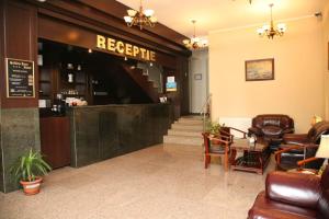 un vestíbulo de un restaurante con sillas y un bar en Golden Rose Residence, en Constanţa