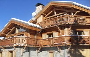 レ・デュー・アルプにあるOdalys Chalet Levanna Occidentaleの木造の家屋で、バルコニーが付いています。