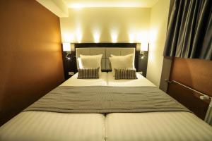 Un pat sau paturi într-o cameră la Hotel Mansion