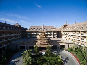 a resort with a pagoda in the middle of a courtyard at Royal Dragon Hotel in Side