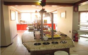 uma cozinha com um buffet de comida num balcão em Hotel Portal em Santana do Livramento