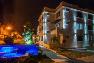 un hôtel la nuit avec des lumières bleues dans l'établissement Vila Opera, à Vrnjačka Banja