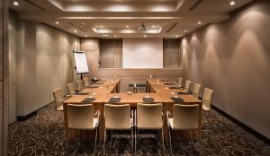 The business area and/or conference room at Uptown Palace