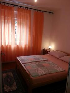 トレビニェにあるApartman Vukicaの小さなベッドルーム(ベッド2台、窓付)