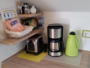 Příslušenství pro přípravu čaje a kávy v ubytování Ferienwohnung Hein