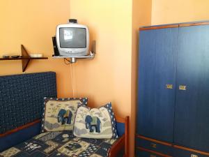 ein Schlafzimmer mit einem Bett und einem TV an der Wand in der Unterkunft Apartament Barbara in Szczyrk