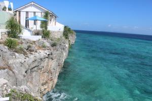 比拉阿玛托假日公园的海边悬崖上的建筑