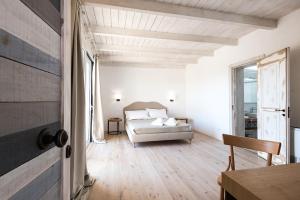 1 dormitorio con 1 cama y suelo de madera en B&B Il Palazzotto Luxury Suites, en Lecce