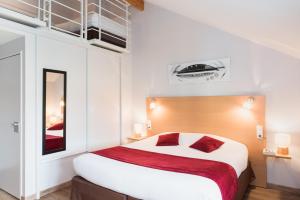 Una cama o camas en una habitación de Carré Py' Hôtel