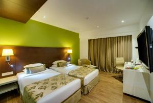 Postel nebo postele na pokoji v ubytování Ramee Grand Hotel and Spa, Pune