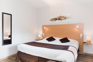 Una cama o camas en una habitación de Carré Py' Hôtel
