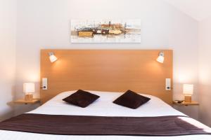 Una cama o camas en una habitación de Carré Py' Hôtel