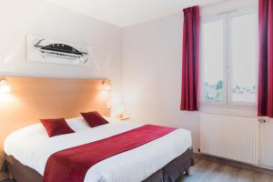 Una cama o camas en una habitación de Carré Py' Hôtel