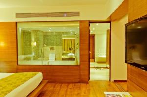 Postel nebo postele na pokoji v ubytování Ramee Grand Hotel and Spa, Pune