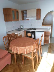 Kuchyň nebo kuchyňský kout v ubytování Vacation apartments Feniks