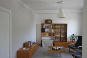 sala de estar con sofá y mesa en B&B casaMagliana en Itri