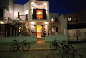 zwei Fahrräder, die nachts vor einem Gebäude geparkt werden in der Unterkunft Hotel Altamarea in San Vito lo Capo