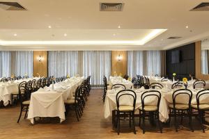 Um restaurante ou outro lugar para comer em Windsor Florida Hotel