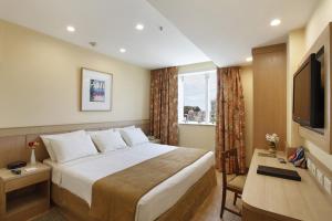 Uma TV ou centro de entretenimento em Windsor Florida Hotel