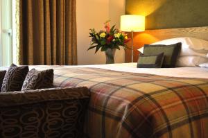 Ein Bett oder Betten in einem Zimmer der Unterkunft Craigmhor Lodge & Courtyard