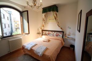 een slaapkamer met een hemelbed bij B&B Giuseppe in Chiusi