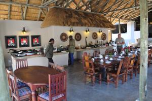 Shametu River Lodge tesisinde bir restoran veya yemek mekanı
