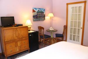 TV a/nebo společenská místnost v ubytování La Loggia Art B&B