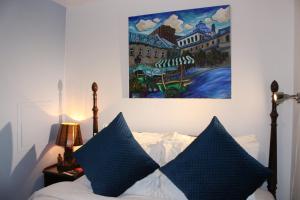 Postel nebo postele na pokoji v ubytování La Loggia Art B&B