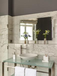a bathroom with a sink and a mirror at Roosevelt Stadthaus in Vienna +124 photos