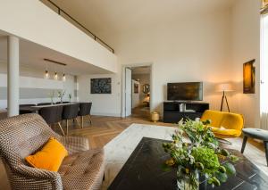 a living room with a couch and a table at Roosevelt Stadthaus in Vienna