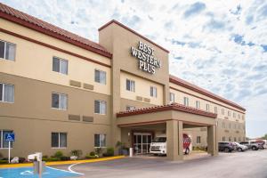 a hotel building with a best western fats sign on it at Best Western PLUS Monterrey Airport in Monterrey