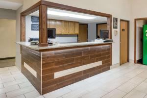 een lobby van een ziekenhuis met een receptie bij Super 8 by Wyndham West Plains in West Plains