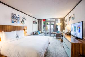 Uma cama ou camas num quarto em The Verb Hotel