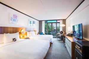 Uma cama ou camas num quarto em The Verb Hotel