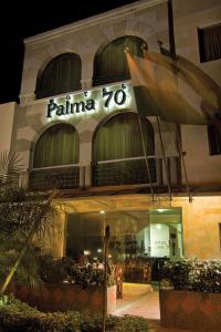 un edificio con un cartel que lee la palmula en Hotel Palma 70, en Medellín