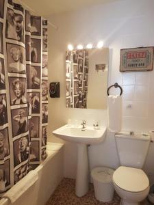 bagno con lavandino, servizi igienici e specchio di Barri Antic Hostel & Pub ad Andorra la Vella