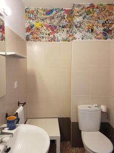 Bilik mandi di Barri Antic Hostel & Pub