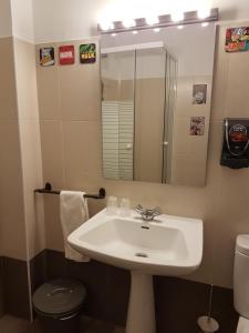 Bilik mandi di Barri Antic Hostel & Pub