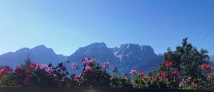 A general mountain view or a mountain view taken from Az apartmant