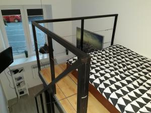 ウッチにあるdeLux4のベッドとガラスの階段が備わる部屋