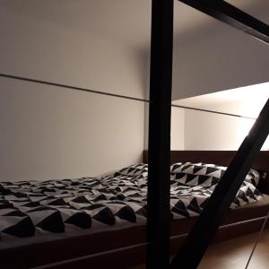 una camera da letto con un letto con lenzuola bianche e nere di deLux4 a Łódź