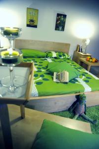 een slaapkamer met een groen bed met een boek erop bij Idealodge B&B in Colleferro